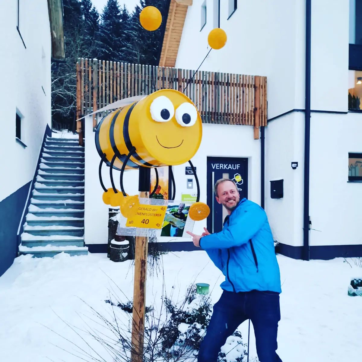 Bio Imkerei Bramreither, Bio Honig aus dem Mühlviertel in Österreich, Bezirk Rohrbach, riesige Biene beim Bramreither gelandet